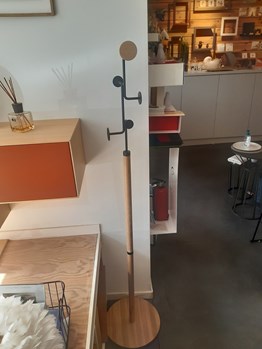hook-coat-stand-oak-black-gazzda-4-sit-on-design