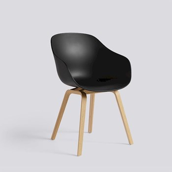 chaise-aac222_melange-black-shell_wb-lacquer-oak-base-Hay