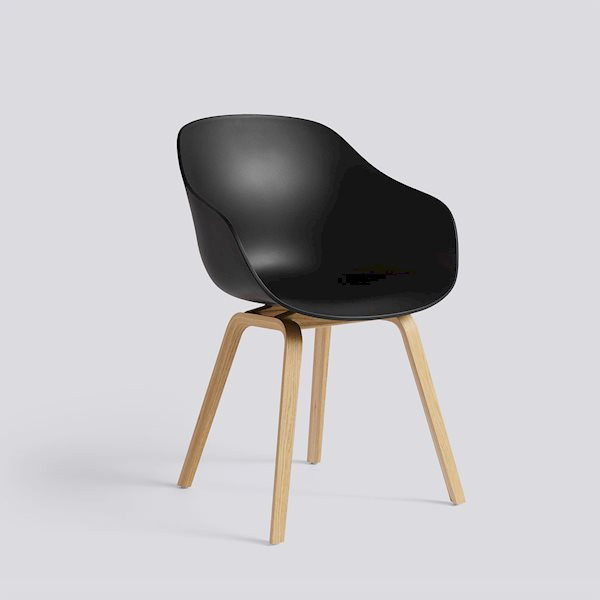 chaise-aac222_melange-black-shell_wb-lacquer-oak-base-Hay