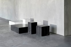 Plinth-table-basse-marbre-menu-blanc-noir
