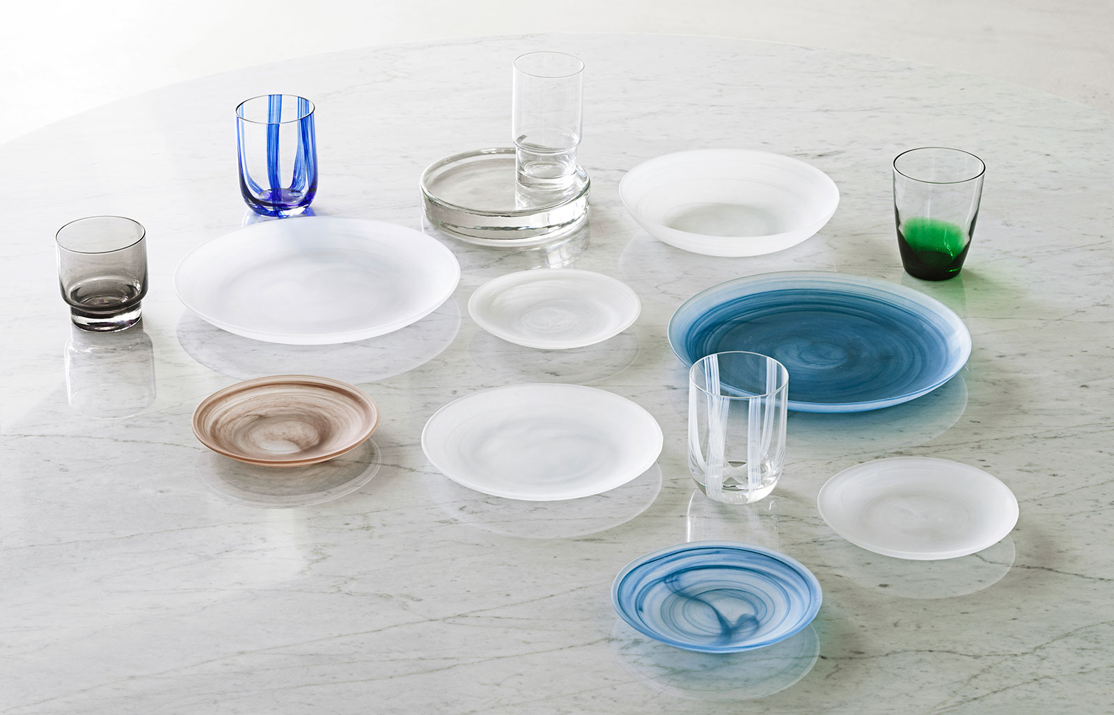 https://www.sitondesign.com/assets/62d5edf3-8ad0-4727-867c-1b5f0828b532/2022-cosmic-plate-white-brown-blue-group-mass-dish-hue-glass-stripe-glass-fit-glass.jpg