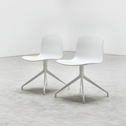 chaise-AAC10-blanc-in situ-2-Hay