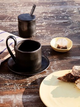 flow-mug-noir-ferm-living-3